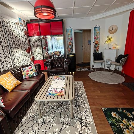 Relax & Recharge - A Unique Suite With A Touch Of Luxury - Hot Tub And Sauna Inspired Decor #Not A Real Sauna# Easy City Access - Direct Train 15 Min To City Helsinki Ngoại thất bức ảnh