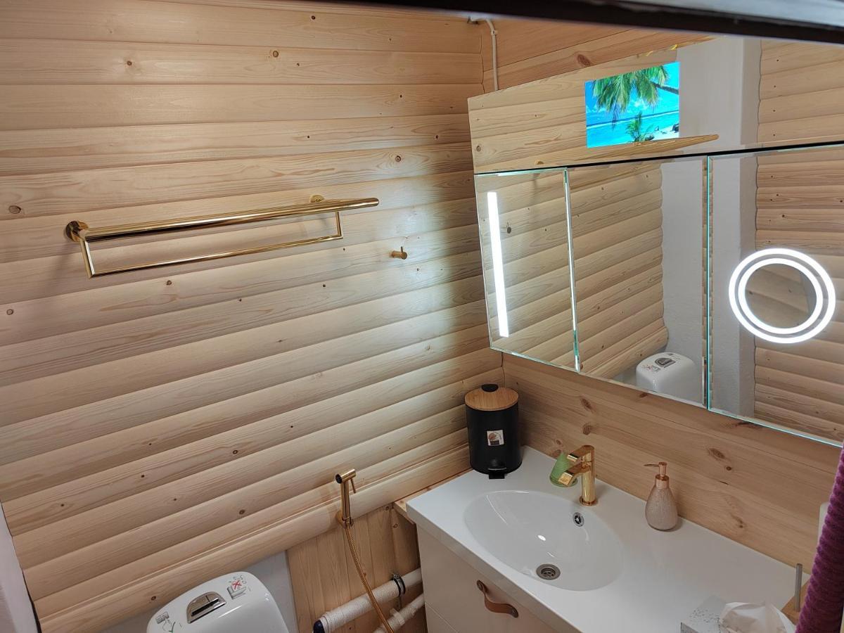 Relax & Recharge - A Unique Suite With A Touch Of Luxury - Hot Tub And Sauna Inspired Decor #Not A Real Sauna# Easy City Access - Direct Train 15 Min To City Helsinki Ngoại thất bức ảnh