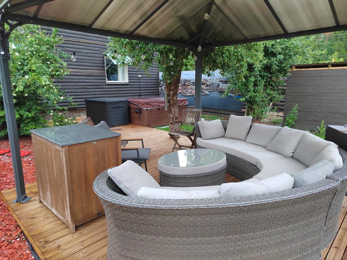 Relax & Recharge - A Unique Suite With A Touch Of Luxury - Hot Tub And Sauna Inspired Decor #Not A Real Sauna# Easy City Access - Direct Train 15 Min To City Helsinki Ngoại thất bức ảnh