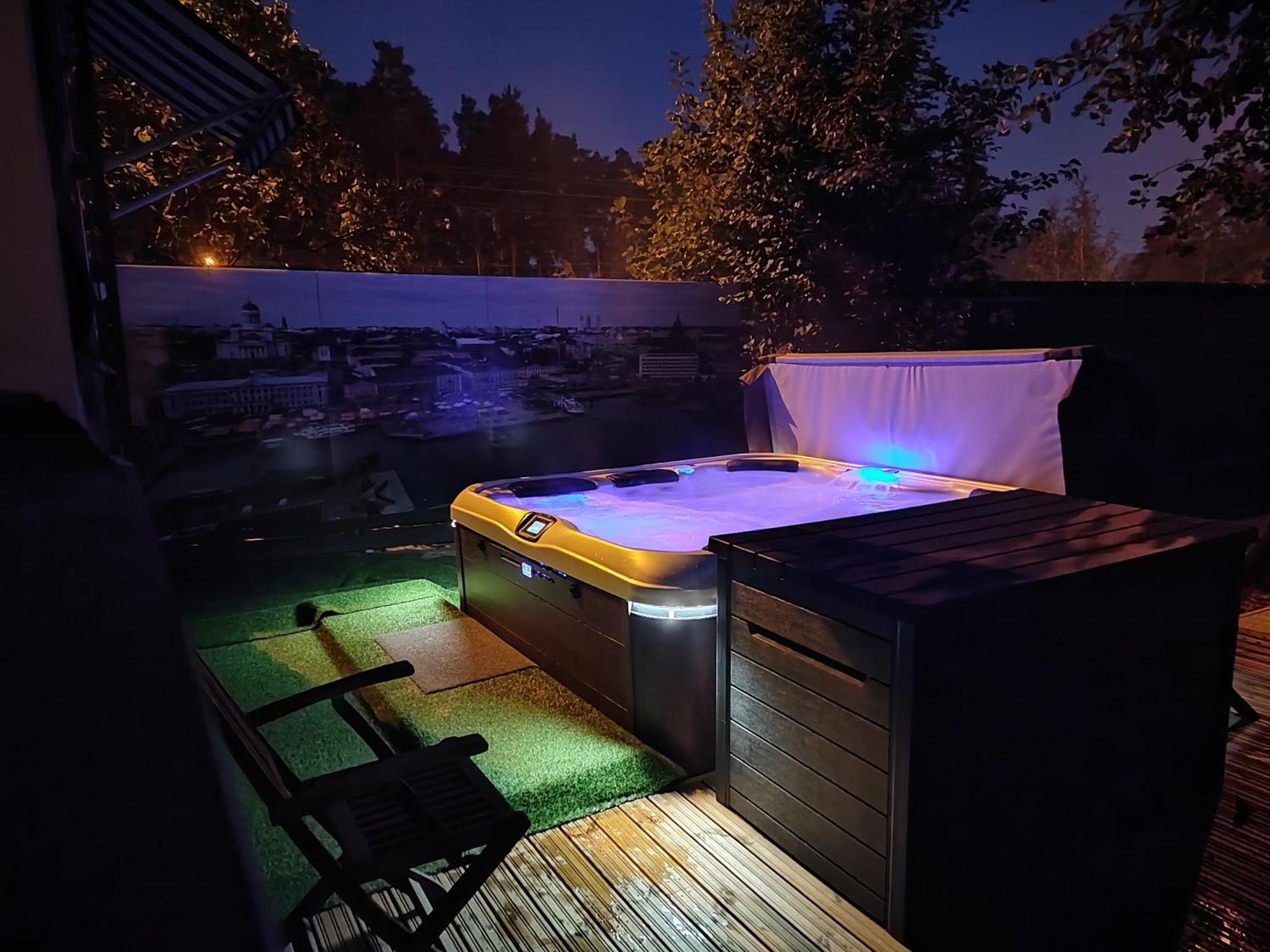 Relax & Recharge - A Unique Suite With A Touch Of Luxury - Hot Tub And Sauna Inspired Decor #Not A Real Sauna# Easy City Access - Direct Train 15 Min To City Helsinki Ngoại thất bức ảnh