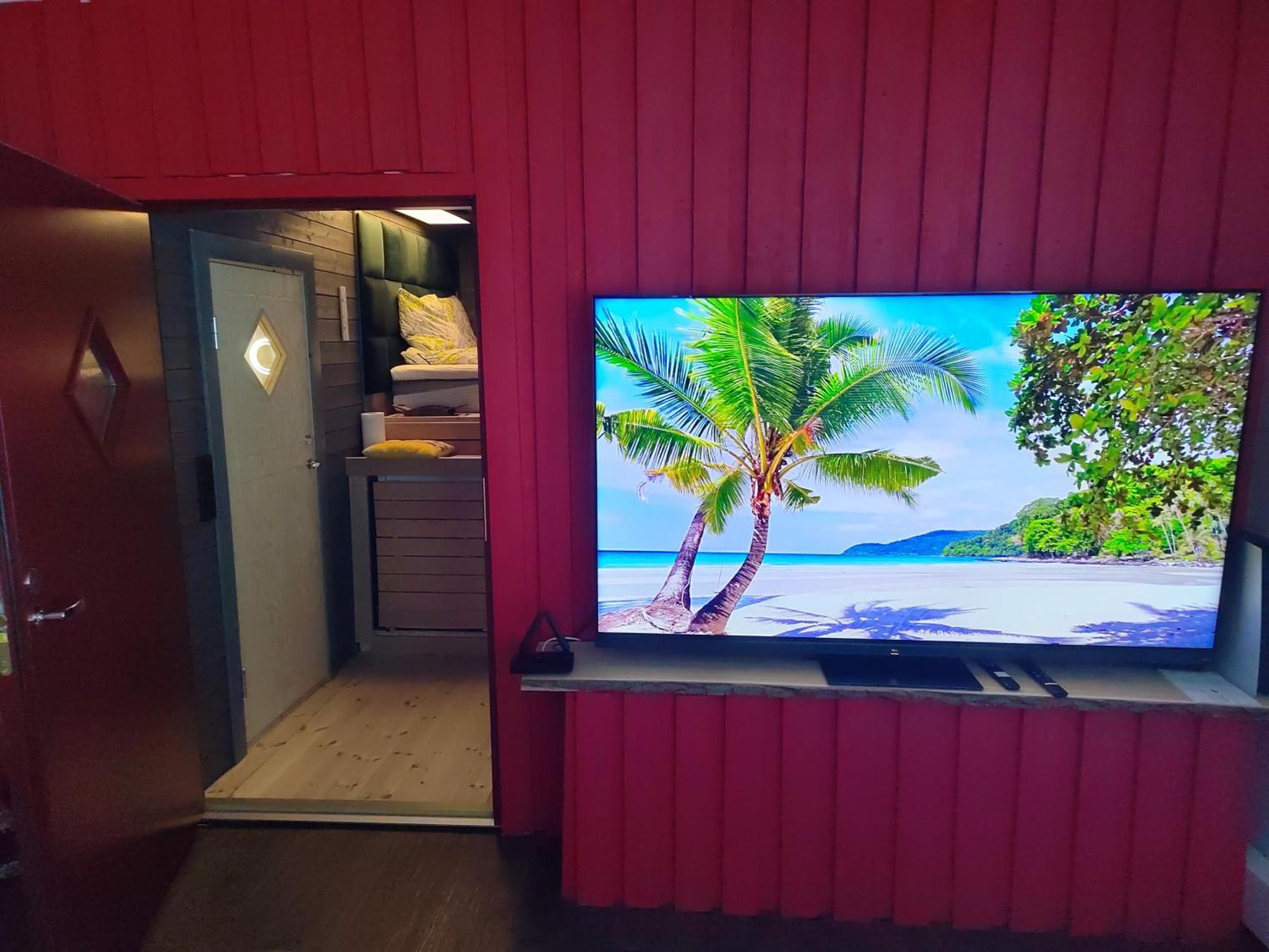 Relax & Recharge - A Unique Suite With A Touch Of Luxury - Hot Tub And Sauna Inspired Decor #Not A Real Sauna# Easy City Access - Direct Train 15 Min To City Helsinki Ngoại thất bức ảnh