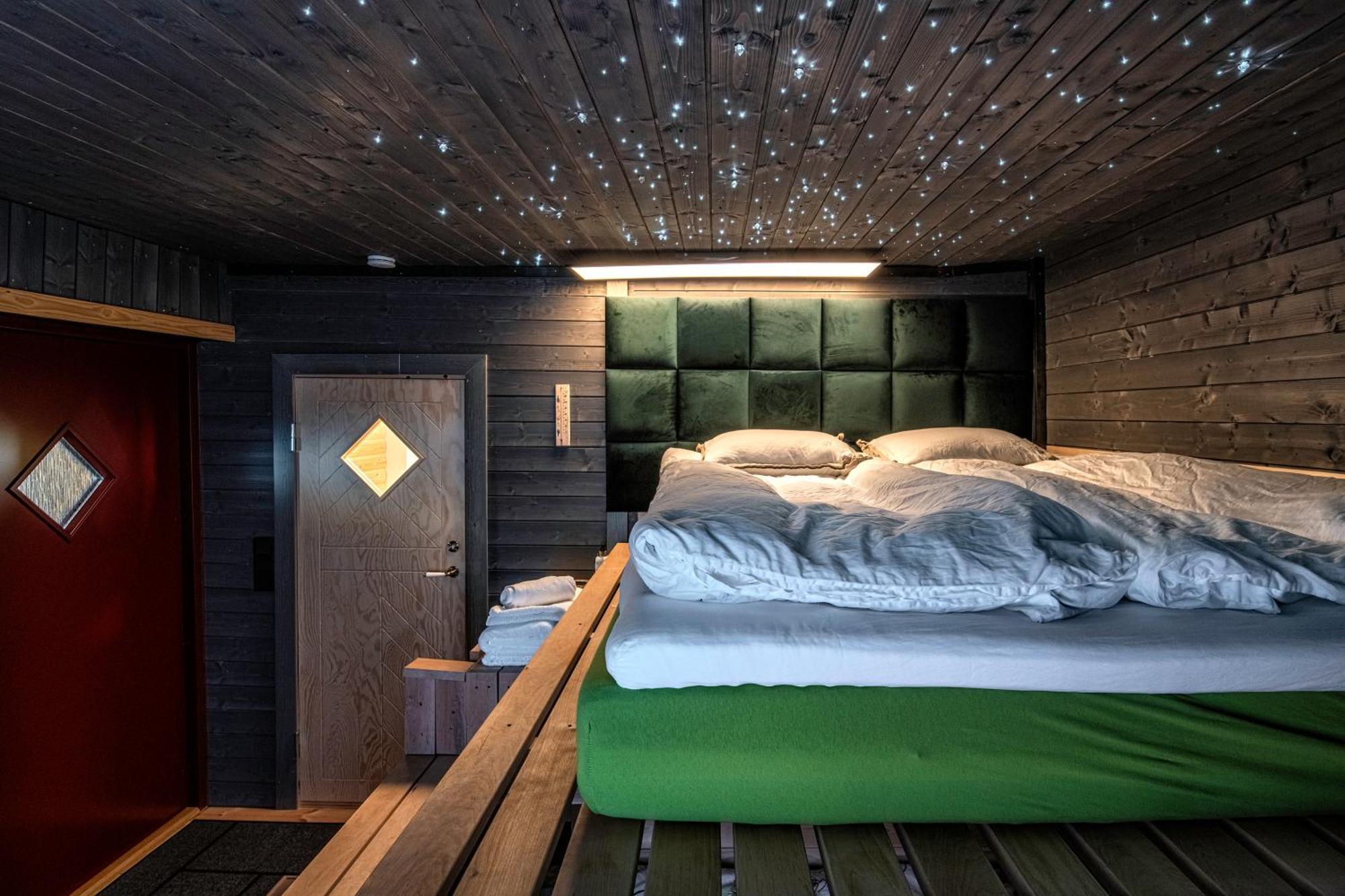 Relax & Recharge - A Unique Suite With A Touch Of Luxury - Hot Tub And Sauna Inspired Decor #Not A Real Sauna# Easy City Access - Direct Train 15 Min To City Helsinki Ngoại thất bức ảnh
