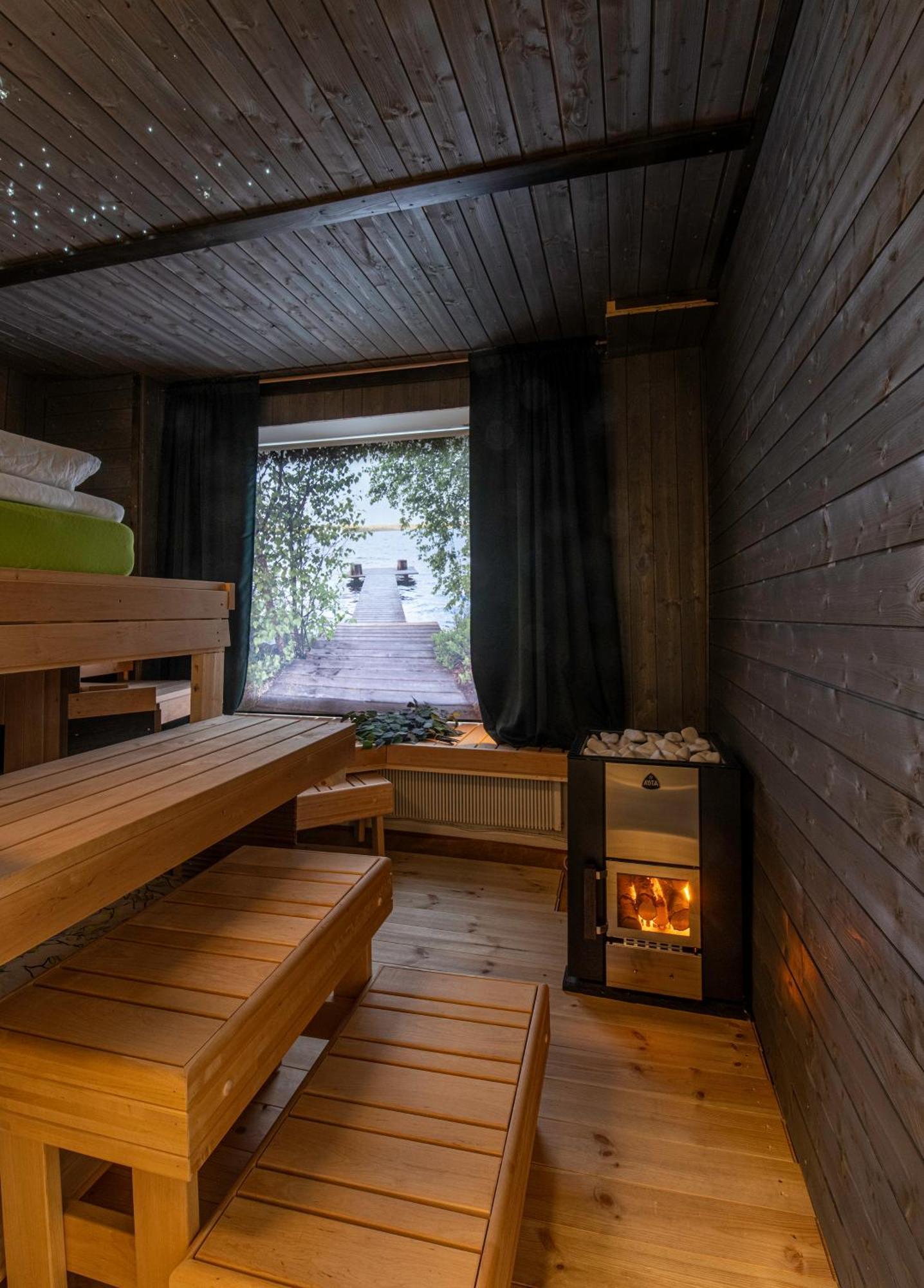Relax & Recharge - A Unique Suite With A Touch Of Luxury - Hot Tub And Sauna Inspired Decor #Not A Real Sauna# Easy City Access - Direct Train 15 Min To City Helsinki Ngoại thất bức ảnh