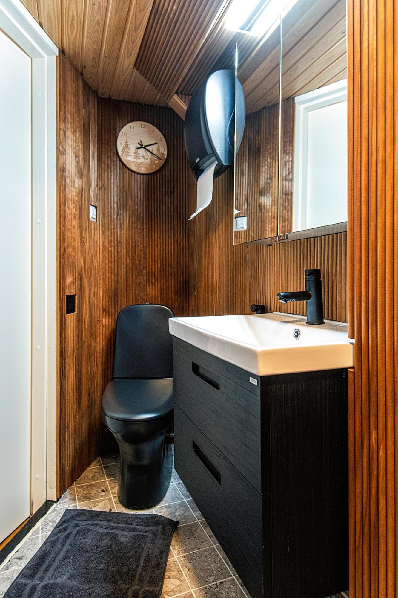 Relax & Recharge - A Unique Suite With A Touch Of Luxury - Hot Tub And Sauna Inspired Decor #Not A Real Sauna# Easy City Access - Direct Train 15 Min To City Helsinki Ngoại thất bức ảnh