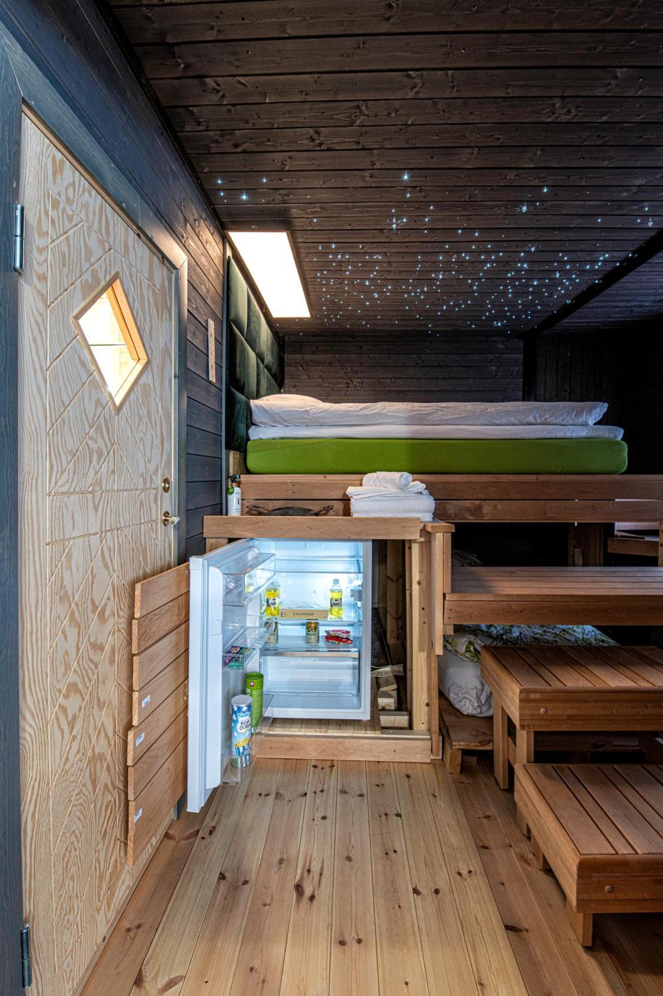 Relax & Recharge - A Unique Suite With A Touch Of Luxury - Hot Tub And Sauna Inspired Decor #Not A Real Sauna# Easy City Access - Direct Train 15 Min To City Helsinki Ngoại thất bức ảnh